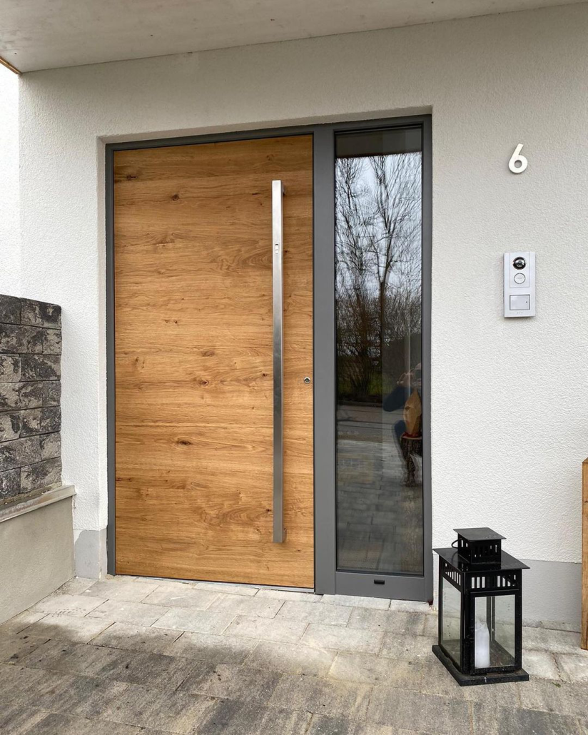 Moderne Haustür mit Holzoberfläche